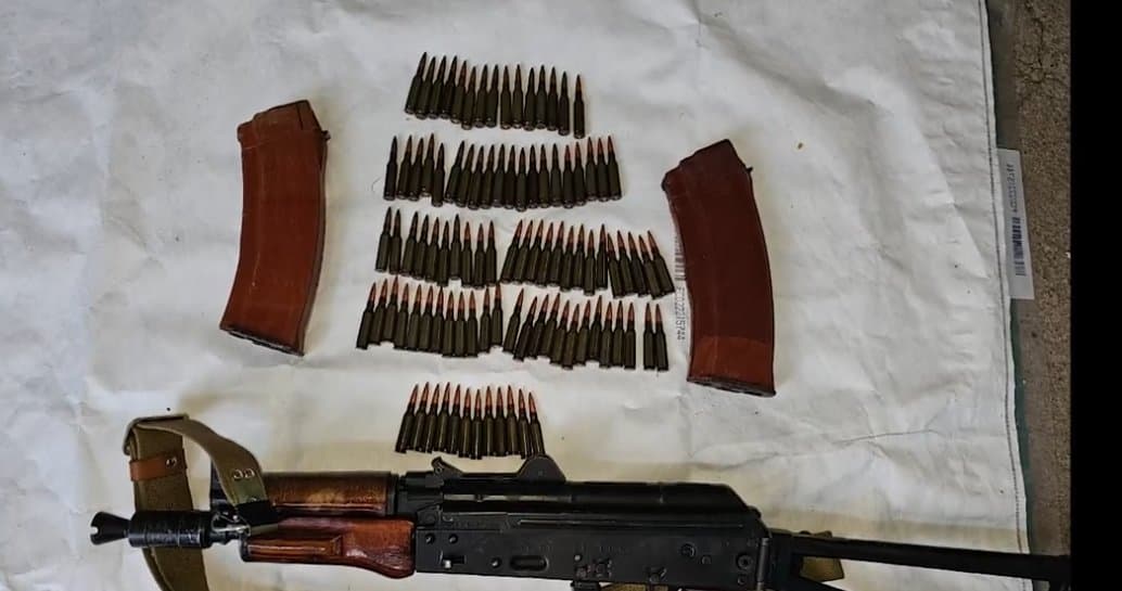 პოლიციამ თბილისსა და რეგიონებში უკანონო ცეცხლსასროლი იარაღები და საბრძოლო მასალა ამოიღო
