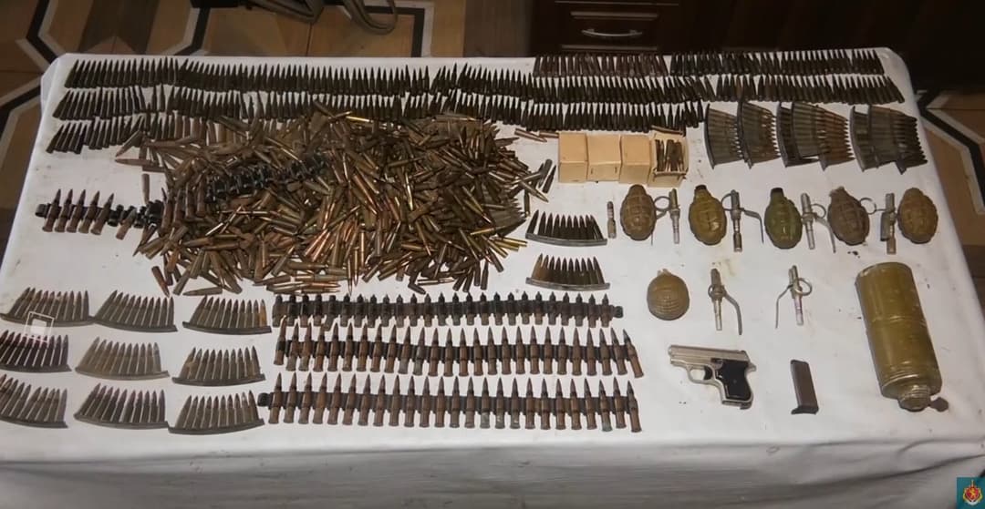 პოლიციამ თბილისსა და რეგიონებში უკანონო ცეცხლსასროლი იარაღები და საბრძოლო მასალა ამოიღო