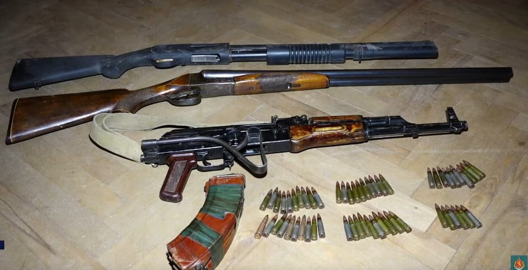 პოლიციამ თბილისსა და რეგიონებში უკანონო ცეცხლსასროლი იარაღები და საბრძოლო მასალა ამოიღო – დაკავებულია 18 პირი