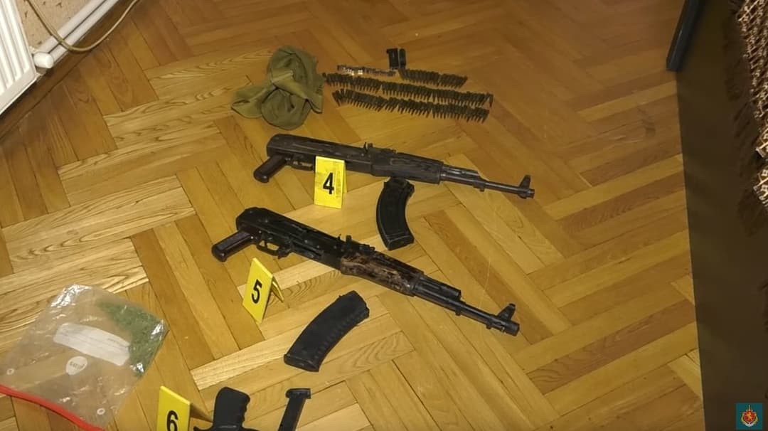 პოლიციამ უკანონო იარაღი და საბრძოლო მასალა ამოიღო – დაკავებულია 3 და მხილებულია 1 პირი