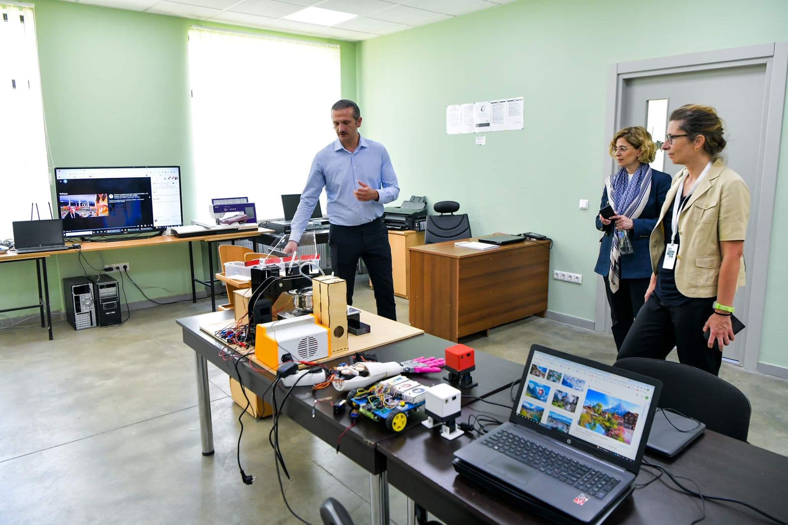 Frontnews image description