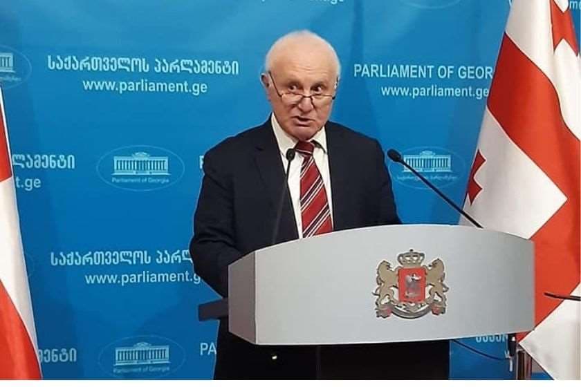 ფრიდონ ინჯია – არ გრძნობთ უხერხულობას, როდესაც თქვენი პროფესორ-მასწავლებლები, რომლებსაც ხელფასს უხდით, აწერენ ხელს ასეთ პეტიციას?