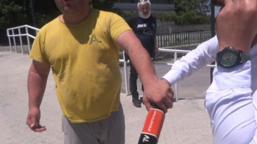 “ალტ-ინფოს” პარტიის მთვრალი წევრები და მხარდამჭერები “ტვ მონიტორინგის“ გადამღებ ჯგუფს თავს დაესხნენ