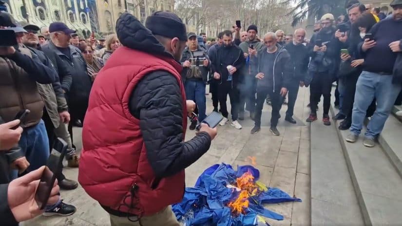 პარლამენტთან ევროკავშირის დროშის დაწვის გამო შსს-მ ადმინისტრაციული წარმოება დაიწყო