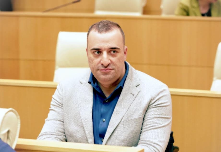 რატი იონათამიშვილი – ხაზარაძემ მოსკოვში გადასახლების მუქარა არ იკმარა და “ლელოს” საარჩევნო ნომრით ბიძინა ივანიშვილს შუბლიც გაუხვრიტა