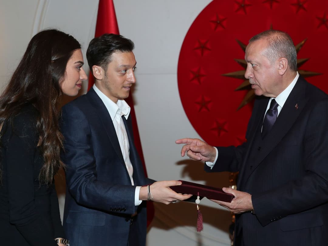 მესუთ იოზილი პოლიტიკაში მიდის