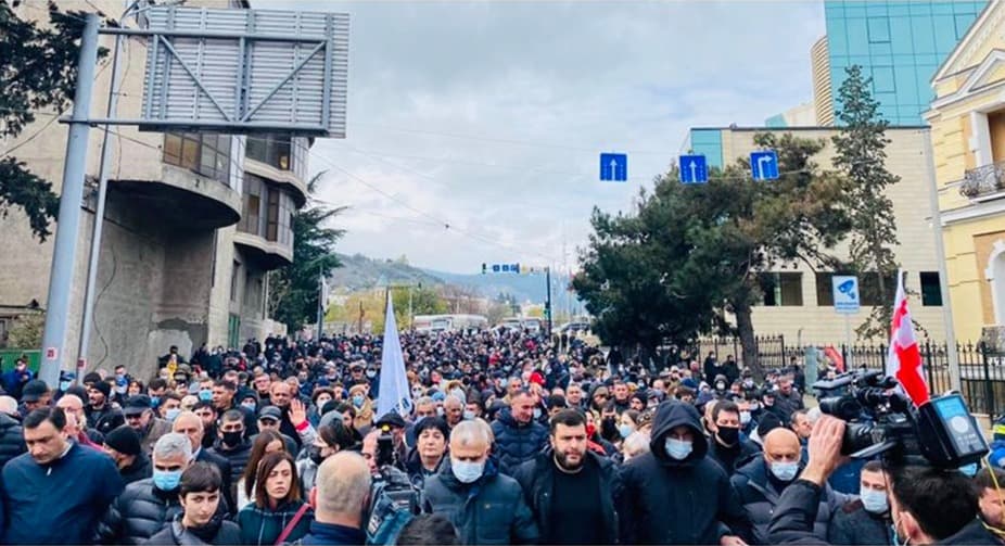 აქციის მონაწილეები იუსტიციის სამინისტროსკენ მსვლელობას მართავენ