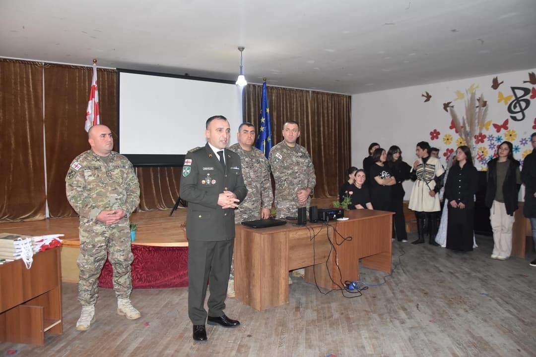 “ჩვენი ჯარის“ ფარგლებში სკოლის მოსწავლეებს მე-5 საარტილერიო ბრიგადის მეთაური შეხვდა