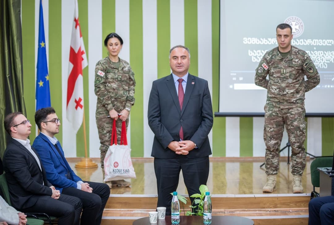 პროექტის “ჩვენი ჯარი“ ფარგლებში თავდაცვის მინისტრის მოადგილე სკოლის მოსწავლეებს შეხვდა