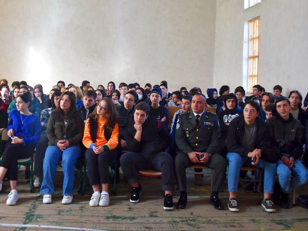 “ჩვენი ჯარის“ პროექტის ფარგლებში სამხედროები ტყიბულის №1 საჯარო სკოლის მოსწავლეებს შეხვდნენ