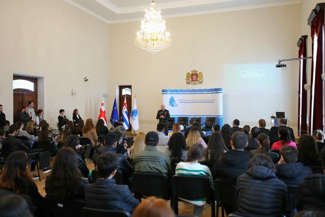 ეროვნული გვარდიის მეთაური “ჩვენი ჯარის“პროექტის ფარგლებში სტუდენტებს შეხვდა