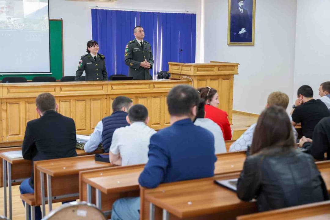 “ჩვენი ჯარი” უმაღლეს სასწავლებლებში გაგრძელდა