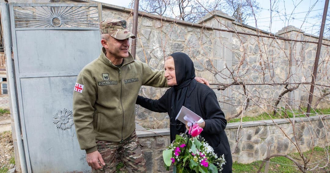 სამხედრო მოსამსახურეებმა გმირების დედებს 3 მარტი მიულოცეს