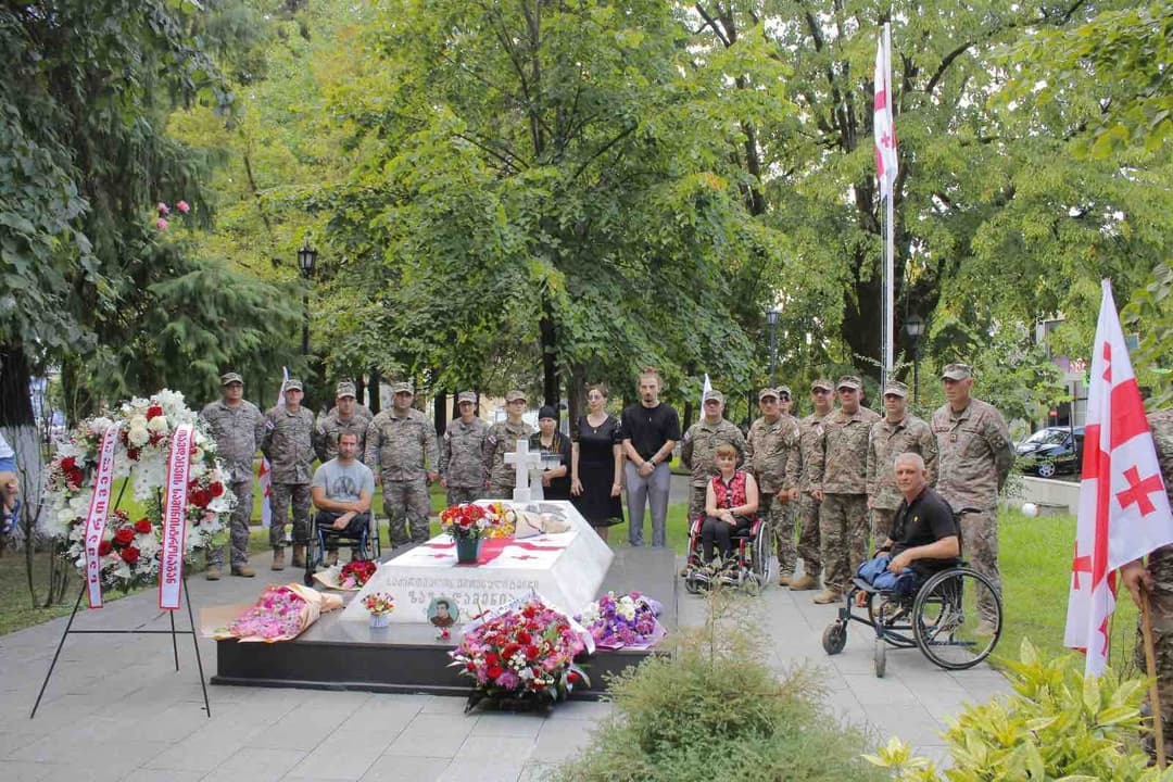 სამხედროებმა ეროვნული გმირის, კაპრალ ზაზა დამენიას ხსოვნას პატივი მიაგეს