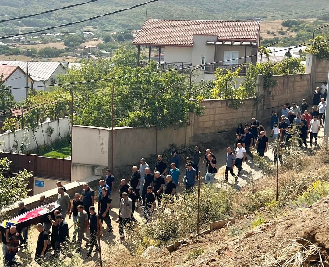 ნიკა მელია – დღეს მშობლიურმა მიწამ მიიბარა 14 წლის უნახავი დედის ცრემლებით ნაგლოვი გმირი