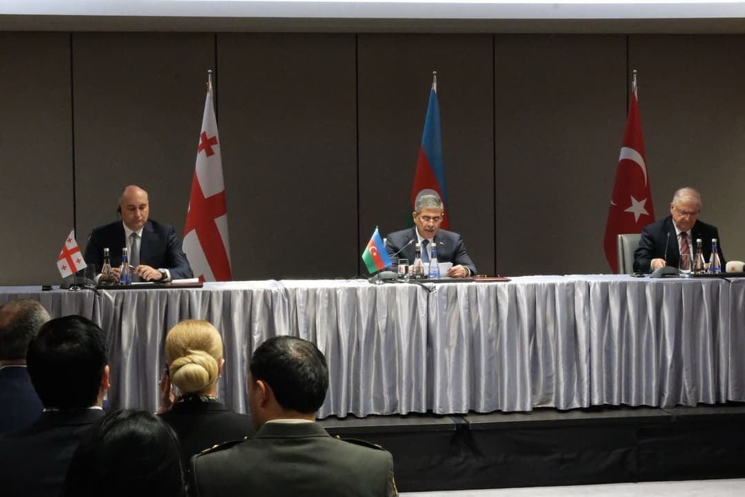 ჯუანშერ ბურჭულაძე აზერბაიჯანში სამმხრივ მინისტერიალში მონაწილეობს