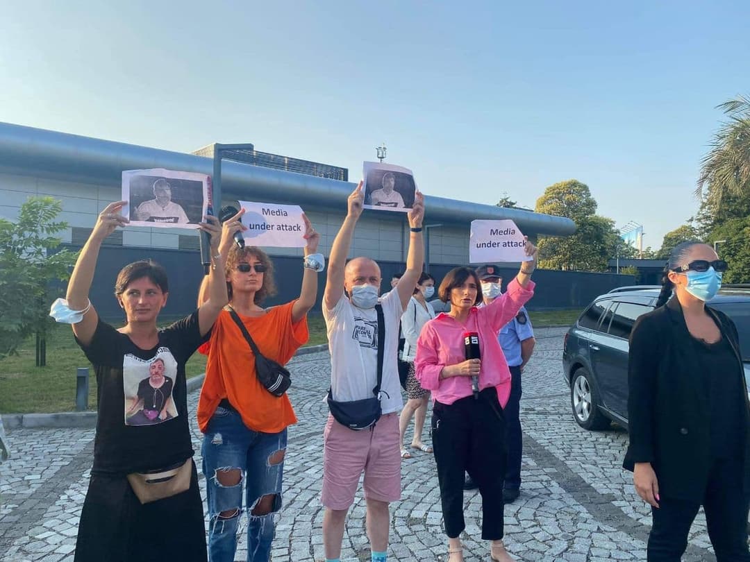 შარლ მიშელს ჟურნალისტები მდუმარე აქციით დახვდნენ