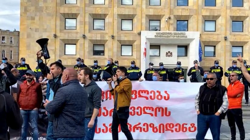 მიხეილ სააკაშვილის მხარდამჭერ აქციაზე სამართალდამცველებმა 2 ადამიანი დააკავეს