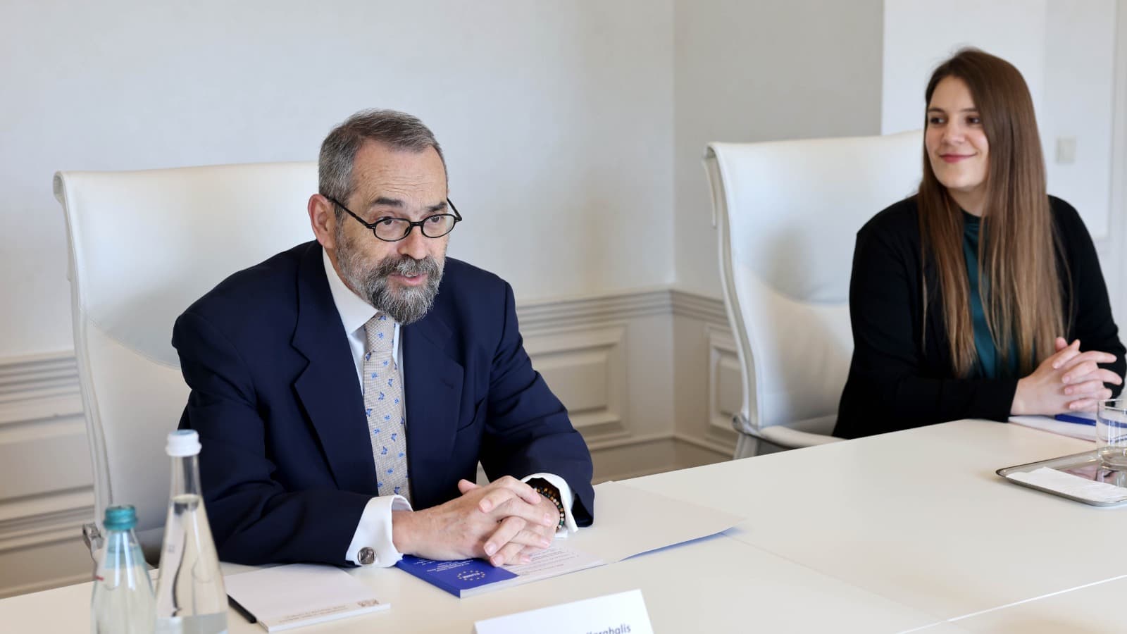 Frontnews image description