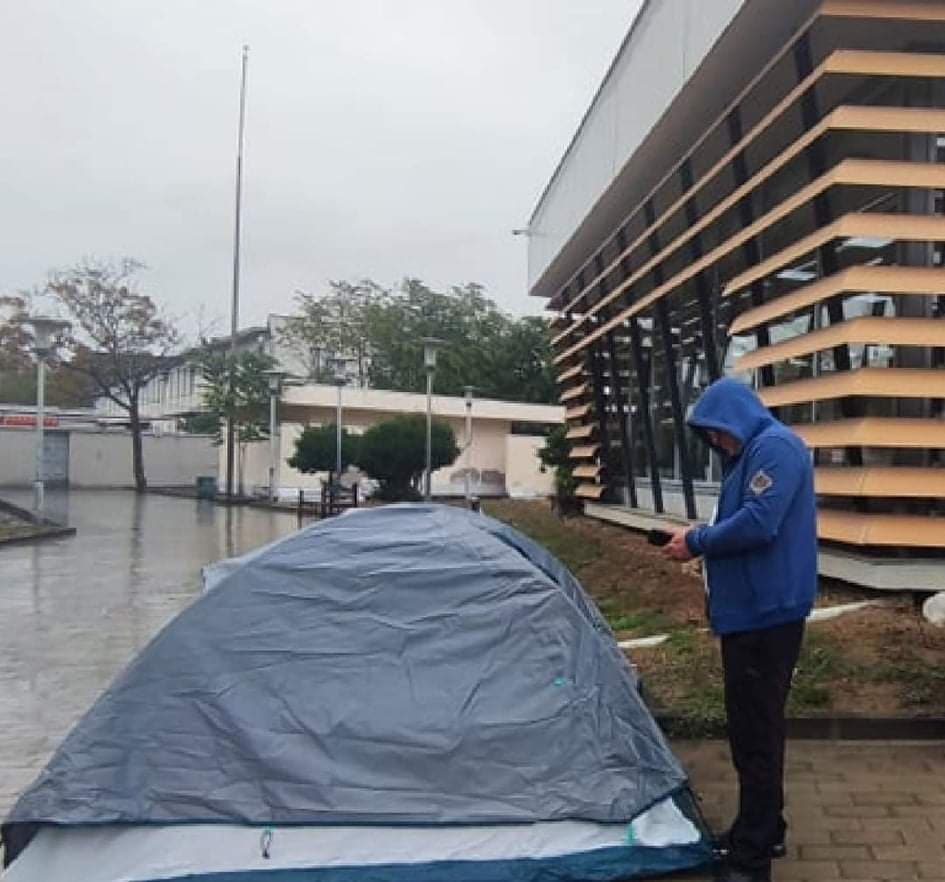 რუსთავის ციხესთან მოქალაქემ პროტესტის ნიშნად კარავი გაშალა