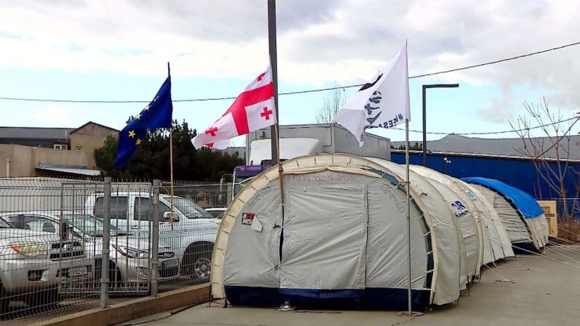 “ნაციონალური მოძრაობის” ოფისთან მასობრივი შიმშილობის აქცია შეწყდა