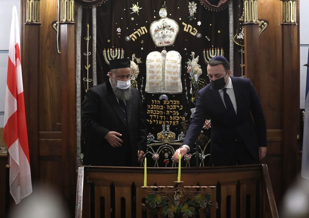 ირაკლი ღარიბაშვილი – ხანუკა სამეახ! ყველას გილოცავთ დღევანდელ დღეს, ხანუქა რწმენის, განახლების და სინათლის სიბნელეზე გამარჯვების დღესასწაულია