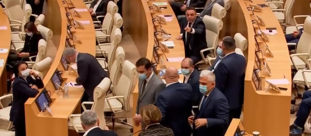 ალუდა ღუდუშაური და მამუკა ხაზარაძე პარლამენტში ერთმანეთს დაუპირისპირდნენ