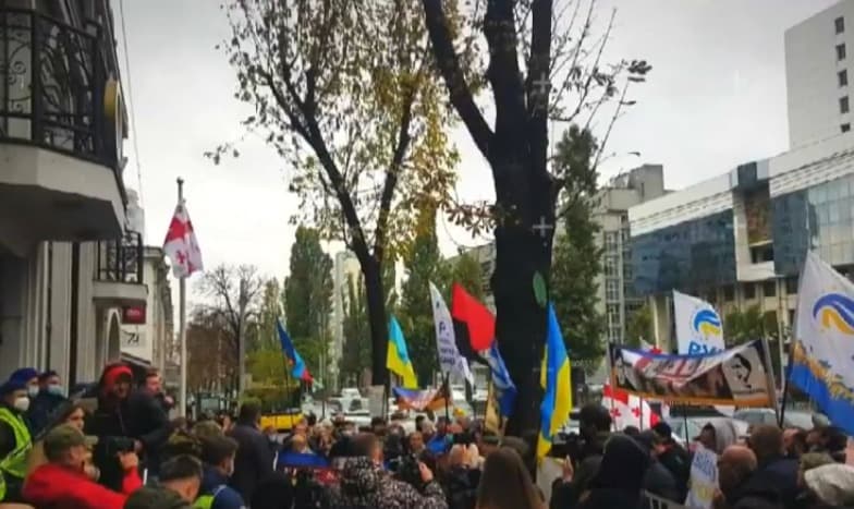 უკრაინაში საქართველოს საელჩოსთან მიხეილ სააკაშვილის მხარდამჭერი აქცია იმართება