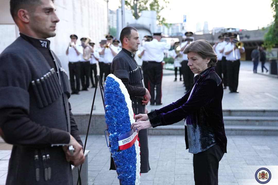 კატრინ კოლონამ საქართველოს ერთიანობისათვის დაღუპულ გმირთა მემორიალი გვირგვინით შეამკო