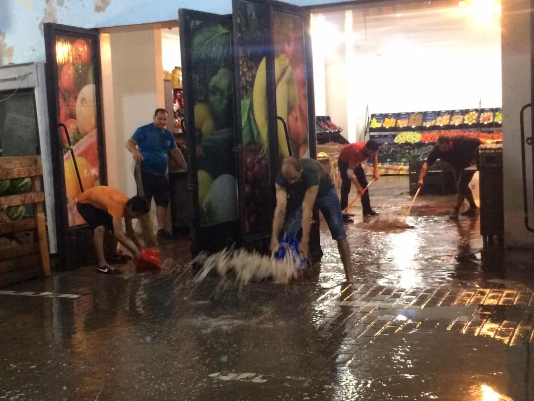 გადაუღებელი წვიმის შედეგად ქობულეთის რამდენიმე ქუჩა დაიტბორა