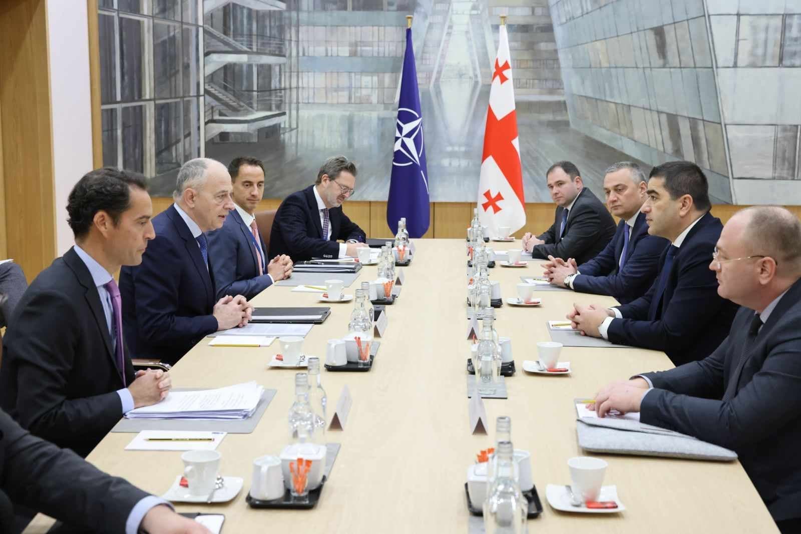 Frontnews image description