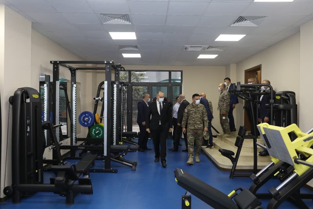 თავდაცვის სამინისტროს ტერიტორიაზე ახლადგარემონტებული სპორტული კომპლექსი გაიხსნა
