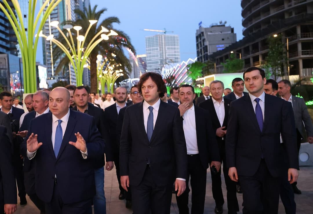 ირაკლი კობახიძემ ბათუმის ახლად რეაბილიტირებული “გმირთა ხეივანი“ დაათვალიერა