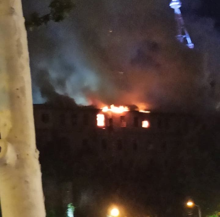 რევაზ ლაღიძის ქუჩაზე მიტოვებული შენობა იწვის