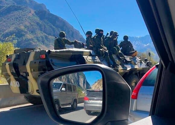 რუსეთის FSB აცხადებს, რომ ჯავშანტრანსპორტიორი ლარსისკენ მიემართება, მაგრამ არა ბლოკ-პოსტების მოსაწყობად