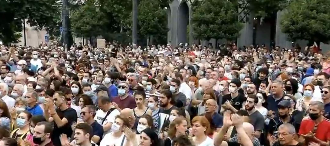 პარლამენტის წინ საპროტესტო აქცია მიმდინარეობს