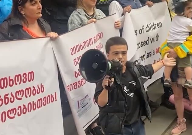 “მე დავაგვიანე, აღარ მჭირდება, აქ ვარ, რომ ამ ბავშვებს ჰქონდეთ წამალი და არ განიცადონ ის ტკივილები, რაც მე თავის დროზე განვიცადე”