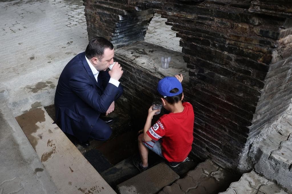 ირაკლი ღარიბაშვილმა ლენტეხში მჟავე წყლის განახლებული ტერიტორია დაათვალიერა