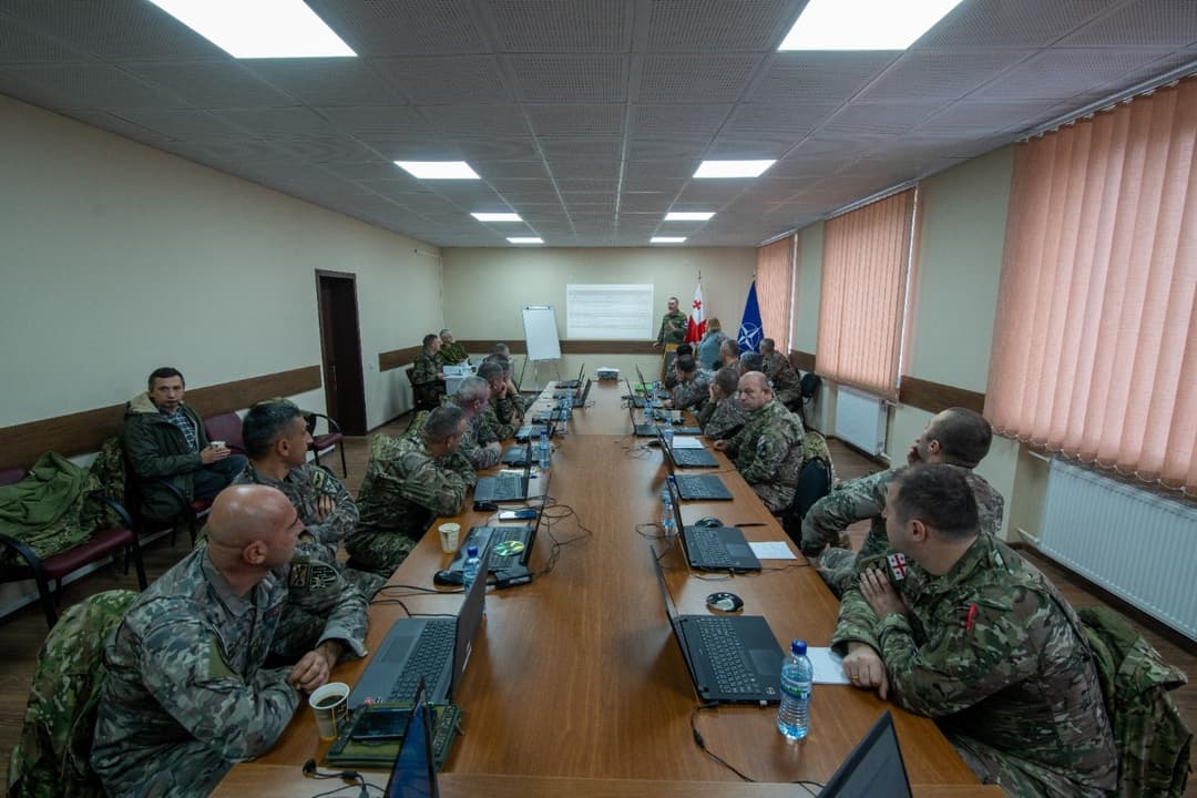ნატო-ს გაერთიანებული ძალების სარდლობის ექსპერტთა ჯგუფმა ლოჯისტიკის სპეციალისტებს დაგეგმვის პროგრამის შესახებ ლექცია ჩაუტარა