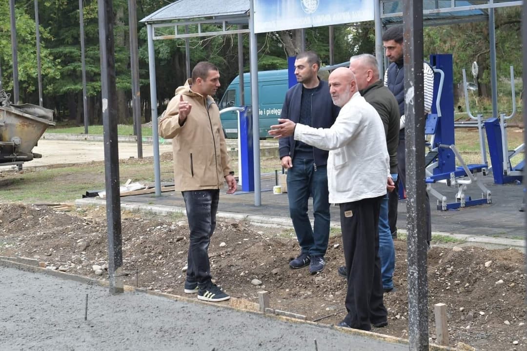 ვარლამ ლიპარტელიანი სოფელ ნასაგურში ორი სპორტული მოედნის სამშენებლო სამუშაოებს გაეცნო