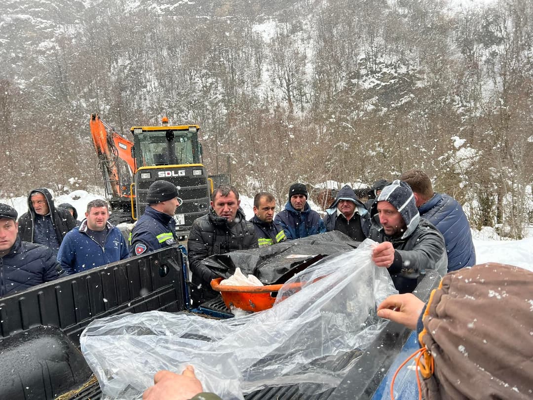 ცაგერში, ზვავის ჩამოწოლის შედეგად გარდაცვლილი მამაკაცის ცხედარი ექსპერტიზაზე გადაასვენეს