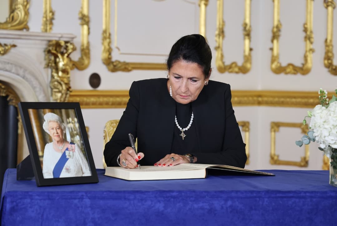 სალომე ზურაბიშვილმა ლონდონში, ლანკასტერის სასახლეში, სამძიმრის წიგნში ჩანაწერი გააკეთა