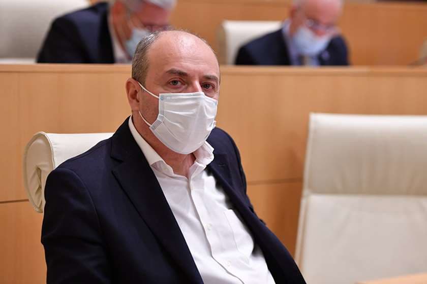 გურამ მაჭარაშვილი – შალვა ნათელაშვილს და ელენე ხოშტარიას 70 სხდომა აქვს გაცდენილი არასაპატიო მიზეზით, ბადრი ჯაფარიძეს მართლმსაჯულებამ გამამტყუნებელი განაჩენი გამოუტანა და კონსტიტუციაში წერია, რომ რომ ეს არის უფლებამოსილების შეწყვეტის საფუძველი