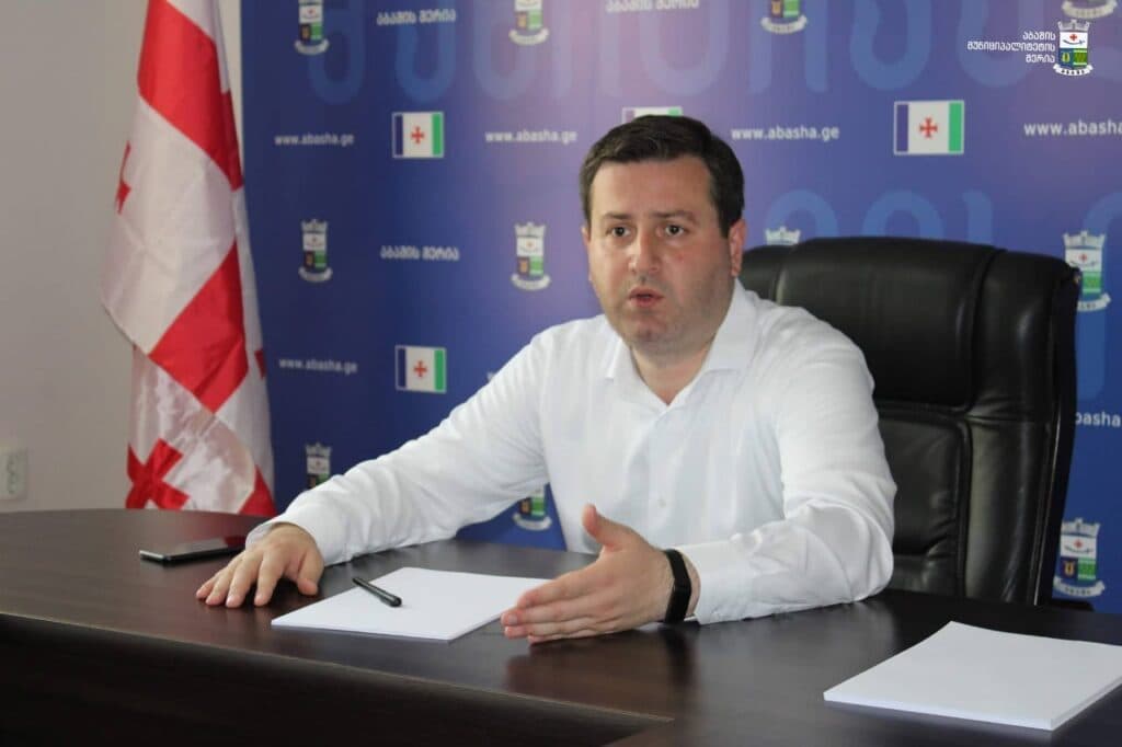 აბაშის მუნიციპალიტეტის საკრებულოს თავმჯდომარემ თანამდებობა და დეპუტატის მანდატი დატოვა