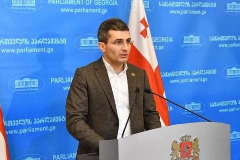 მამუკა მდინარაძე – თუ ამ ბრძოლაში ისევ შემოვა ბრინჯაოს გიორგიდ წოდებული გახარია, რომელიც სულ ბრინჯაოს მედლისთვის იბრძვის, რომ რამენაირად გადაიყვანოს მეორე ტურში „ნაცმოძრაობის“ კანდიდატი, შეიძლება ეს ამბავი ცოტა უფრო საინტერესო გახდეს