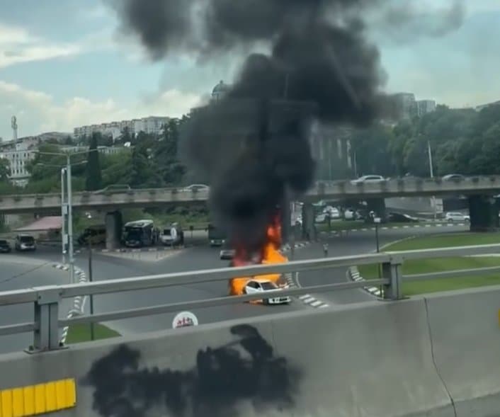 თბილისში მანქანას ცეცხლი გაუჩნდა