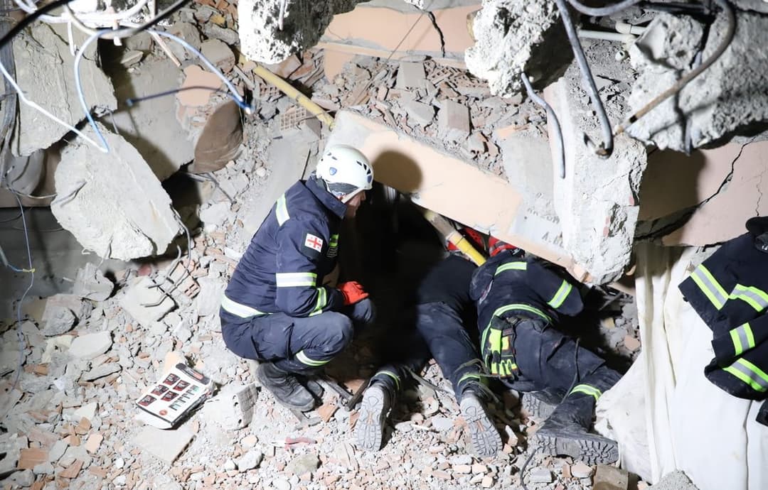 ქართველმა მაშველებმა ქალაქ ადიამანში ნანგრევებიდან ახალგაზრდა ქალი ამოიყვანეს