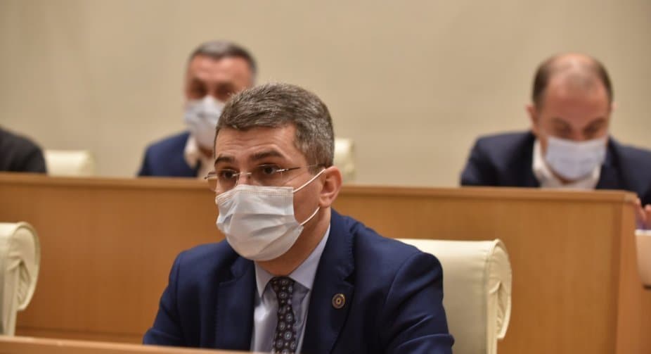 მამუკა მდინარაძე – თურმე სხდომათა დარბაზში მაგიდაზე შეხტომა მორალური, მისი აღკვეთა კი ამორალური საქციელი ყოფილა