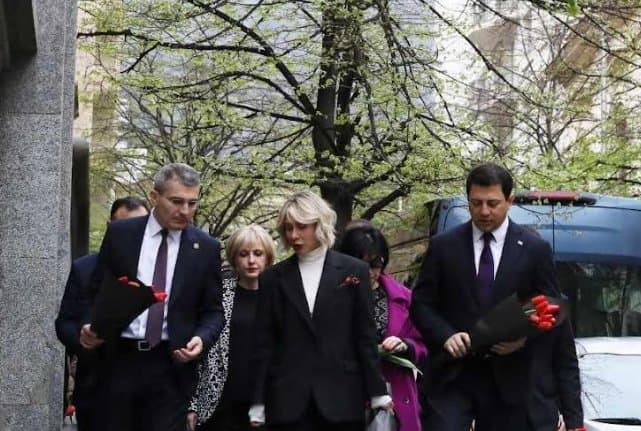 საპარლამენტო უმრავლესობის წევრებმა 9 აპრილს დაღუპულთა ხსოვნას პატივი მიაგეს