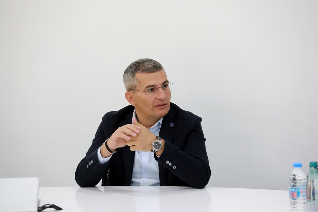 მამუკა მდინარაძე – დღეს არის “ნაცმოძრაობის“ პრეზიდენტი და თავის თანამოაზრეებს და პოლიტიკურ თანამებრძოლებს რაზე ხვდება, უკვე აღარ არის საინტერესო